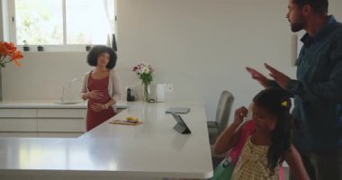 Mutfakta gülümseyen bir kadın çiçeklerin yanında akıllı telefonla konuşurken, evinde, fotokopi çekerken. Yaşam tarzı, iletişim, bağlantı, mutluluk, çiçek, teknoloji