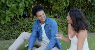 Bahçedeki sürahiden limon suyu döken orta yaşlı bir adam, üzüm yiyip içen Çinli bir kadın. Romantizm, eğlence, ferahlık, doğal, neşeli, kırsal, yaşam tarzı