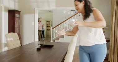 Çeşitli kıdemli arkadaşlar evde son sınıf kutlamaları için hoş geldin tabelası hazırlıyorlar, birlikte gülüyorlar. Mutluluk, toplanma, jenerasyon, olay, birliktelik