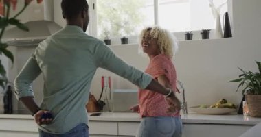 Adam, modern mutfakta kadınlara sürpriz yapmayı teklif ediyor. Nişan, evlenme teklifi, aşk, romantizm, farklı çiftler, ilişki