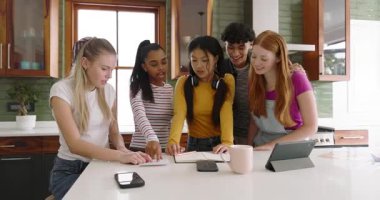 Defter geldikten sonra çeşitli arkadaşlar mutfak adasını dolduruyor, örnekleri paylaşıyor ve tableti tıkırdatıyor. İşbirliği, yaratıcılık, takım çalışması, modern, canlı, iç mekan, yenilik