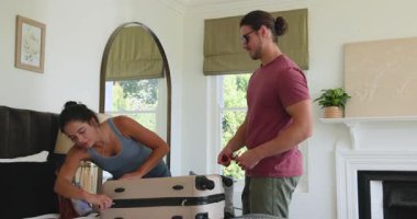 Planlama gezisi, bavul hazırlayan, elbiseli güneş gözlüğü takan ve yatak odasına el çantası koyan bir çift. Seyahat, macera, organizasyon, yaşam tarzı, gündelik, modern, boş zaman