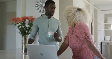 Sırıtkan arkadaşlar evde birlikte dizüstü bilgisayar kullanıyorlar, gündelik sohbetin tadını çıkarıyorlar. teknoloji, bağlantı, mutluluk, bağ, eğlence, iletişim