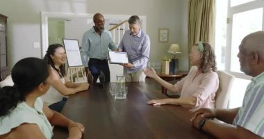 Başarımızı kutluyoruz, kıdemli arkadaşlar gülümsüyor ve evde sohbet ediyorlar. Çeşitli yaşlılar, arkadaşlık, mutluluk, kutlama, birliktelik, yaşam tarzı