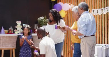 Evde üç farklı neslin doğum gününü kutladığı dekorasyonlu bir parti masası hazırlamak. Kutlama, çeşitli aile, jenerasyon, festival, mutluluk, birliktelik