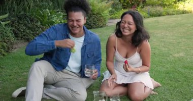 Çeşitli çiftler bahçede meyve yiyorlar, meyve tadıyorlar, böğürtlen ve kızarmış su ikram ediyorlar. Romantik, açık hava, hareketli, sağlıklı, sevecen, yaşam tarzı