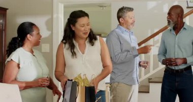 Çeşitli yaşlılar evde kutlama yapıyor, çeşitli arkadaşlarla içki içiyor ve gülümsüyor. Yaşlılar, kutlama, dostluk, mutluluk, neşe, toplanma