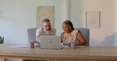 Çeşitli iş arkadaşları bilgisayarlarını açıp formları incelerken aynı zamanda evdeki evrak işlerine de dikkat çekiyorlar. İşbirliği, akıl hocalığı, iletişim, üretkenlik, yenilik, takım çalışması, modern