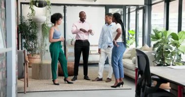 Modern ofiste çeşitli meslektaşlar kanepe, sehpa ve bitkilerle kurdele kesiyor. Kutlama, takım çalışması, işbirliği, modern, ofis, etkileşim, başarı