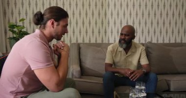 Çeşitli erkek arkadaşlar oturma odasında tokalaşma ve kucaklaşmayla sona erecek şekilde tartışmaya başlıyorlar. Diyalog, bağlantı, iletişim, akıl hocalığı, dostluk, gündelik, samimi