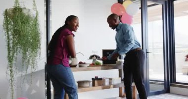 Muhtelif iş arkadaşları ofis yerinde veda partisini tahta masa, vazo, tabela ile kutluyorlar. Kutlama, veda, takım çalışması, ofis, dekorasyon, dostluk, başarılar