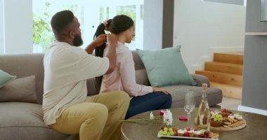 Çeşitli çiftler modern oturma odasında kutlama yapıyor şampanya ve atıştırmalıklarla kadeh kaldırıyorlar. Kutlama, romantizm, birliktelik, konukseverlik, samimiyet, dekor, neşe, ev.