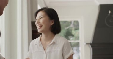 Çeşitli gruplar oturma odasındaki yemek masasını inceliyor. Ajanın rehberliğinde ev gösterimi için. İşbirliği, iç mekan, modern, bağlılık, zarafet, sohbet, dekor