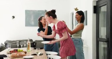 Yemek masasındaki peçeteleri düzenledikten sonra çeşitli bayan arkadaşlar şarap doldurup mezuniyet törenine kadeh kaldırıyorlar. Kutlama, dostluk, eğlence, zarafet, neşe, hayat tarzı, neşe