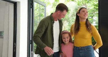 Eve varır varmaz çeşitli aileler bavullarını çekiyor, beşlik çakıyor, kapıda öpüşüyorlar. Aile, birleşme, karşılama, aile içi, açık hava, bağlantı, mutluluk.