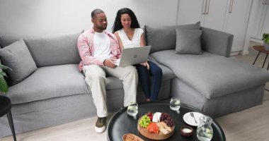 Çeşitli çiftler evlerindeki kanepeye yerleşiyorlar ve dizüstü bilgisayarın içeriğini gözden geçirmek için onlara rehberlik ediyorlar. Romantik, samimiyet, teknoloji, yaşam tarzı, modern, arkadaşlık, iletişim