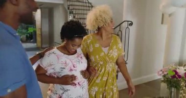 Çeşitli arkadaşlar evde kutlama yapıyor, hediyelerini tutuyor ve heyecanlarını dile getiriyorlar. Kutlama, dostluk, neşe, parti, mutluluk, hediye