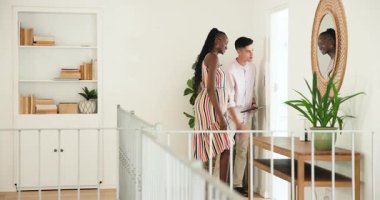 Tabletli İspanyol ajanı aynaya doğru el kol hareketi yapıyor. Müşteri turneye çıkıyor. Gayrimenkul, ev turu, iç tasarım, modern, yaşam tarzı, meslek, mimari