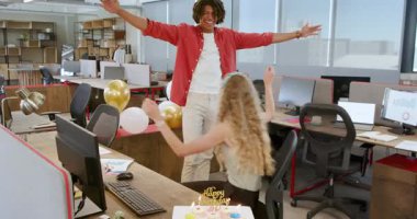 Çeşitli iş arkadaşları bilgisayar, pasta ve balonlar arasında iş terfisini kutluyor. Kutlama, başarı, takım çalışması, ofis, neşe, dekor, motivasyon