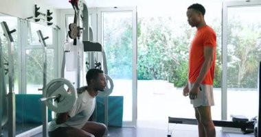 Spor salonunda birlikte egzersiz yapan Afro-Amerikalı erkekler fitness hedeflerine odaklanıyorlar. egzersiz, ev çalışması, motivasyon, güç, eğitim, kararlılık