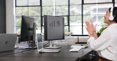 Meslektaşlar bilgisayar ekranına bakıyor, masa başı tezahürat yapıyor, ofiste çalışıyor. İş, iş ve ofis ortamı kavramı.