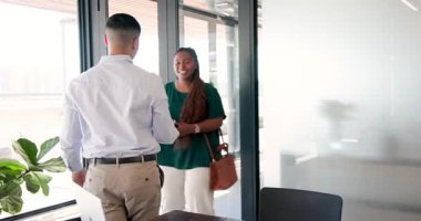 Kurdele kesme törenine katılan çeşitli iş arkadaşları belgeler ve dizüstü bilgisayar sunuyor. İşbirliği, profesyonel, yenilik, takım çalışması, sunum, modern, ofis