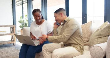 Laptopta çalışan ve modern oturma odasında telefonla konuşan çeşitli çiftler, doğal ışığın tadını çıkarıyorlar. Çalışma alanı, işbirliği, minimalizm, doğal ışık, üretkenlik, iletişim, modern dekor