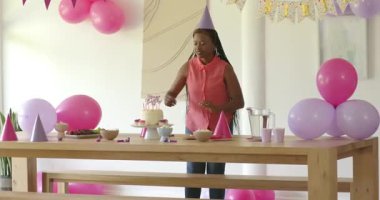 Grup, parti mekanında doğum günü partisini kutluyor, pasta ve balonların tadını çıkarıyor. Doğum günü, kutlama, şenlik, dekorasyon, neşe, toplanma, etkinlik, şeker