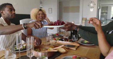 Şampanyayla kutlama, çeşitli arkadaşlar meyve tabağını paylaşma ve evde brunch 'ın tadını çıkarma. Kutlama, arkadaşlık, yemek, toplanma, parti, tost