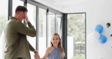 Gözü bağlı babaya rehberlik eden, göz bağı kaldıran, doğum günü dekorunu gözler önüne seren, aile kucaklaşması. Kutlama, aile, neşe, sürpriz, sevgi, bağ, mutluluk