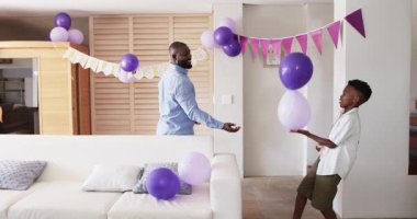 Dekorasyon odası, çift, Homd 'da mor balonlarla doğum günü partisine hazırlanıyor. Kutlama, hazırlık, ev, festival, etkinlik