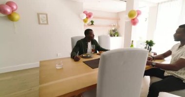 Evde yemek yemek, farklı arkadaşlar, canlı sohbetler ve birlikte gülmek. Arkadaşlık, yemek, kahkaha, toplanma, kutlama, sosyalleşme