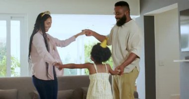 Çeşitli aileler modern oturma odasında doğum günlerini altın tacıyla ve doğum günü şapkasıyla kutluyorlar. Kutlama, aile, neşe, kapalı alan, modern, toplanma, mutluluk