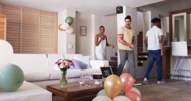 Partide, kutlama için toplanma, evde şenlikli dekorasyonlar arasında arkadaşlar sohbet ediyor. Sosyalleşme, arkadaşlık, parti, etkinlik, birliktelik