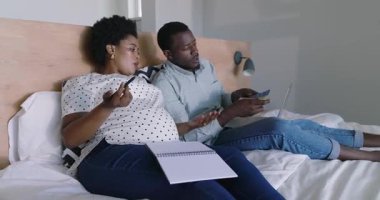 Yatakta çeşitli çiftler ev yenileme projesini planlarken renk örneklerini tartışıyorlar. Ev dekorasyonu, iç tasarım, yaratıcı, yaşam tarzı, ev dekorasyonu, ortaklık