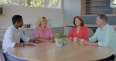 Siyahi adam tartışmayı bitirdikten ve hediye çantasını aldıktan sonra mutfakta çeşitli arkadaşlar kutlama yapıyor. Arkadaşlık, kutlama, birliktelik, sıcaklık, çeşitlilik, sosyalleşme, gündelik