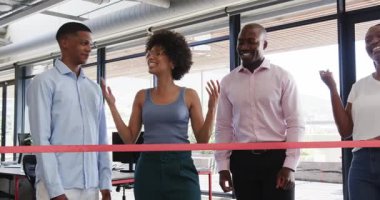 Çeşitli iş arkadaşları kutlama için modern ofiste el çırpıyor ve gülümsüyor. Kutlama, takım çalışması, başarı, ofis, neşe, pozitiflik, profesyonel