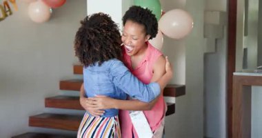 Evde doğum gününü pasta, abur cubur ve renkli süslemelerle kutluyoruz. Kutlama, parti, şen şakrak, tatlı, aile