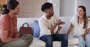 Arkadaşlar evdeki kanepede ciddi ciddi sohbet ediyorlar, önemli konuları tartışıyorlar. Arkadaşlık, tartışma, iletişim, bağlanma, oturma odası, diyalog