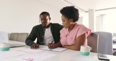 Evde çalışmak, farklı arkadaşlara odaklanmak dizüstü bilgisayar kullanmak ve masada notlar yazmak. Uzaktan çalışma, işbirliği, teknoloji, çalışma, takım çalışması, beyin fırtınası