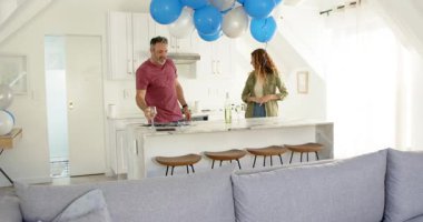 Kadehleri tostun içinde kaldırmak, son sınıf çifti şarap yudumlamak, mutfak adasında balonların altında sohbet etmek. Kutlama, mahremiyet, zarafet, neşe, evcil, sofistike, bağlantı