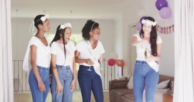 Bekarlığa veda partisinde çeşitli bayan arkadaşlar şampanya patlatıp kadeh kaldırıyorlar. Kutlama, dostluk, neşe, şenlik, zarafet, yaşam tarzı, coşku