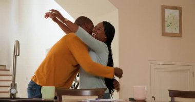 Olgun bir çift evde gülüyor ve konuşuyor, birlikte güzel vakit geçiriyorlar. Yaşlılar, mutluluk, bağlanma, rahatlama, birliktelik, yaşam tarzı