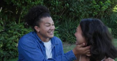 Arka bahçedeki piknikte çeşitli çiftler pembe gül, koku ve tıkırdayan bardaklar sunuyorlar. Romantizm, eğlence, yakınlık, huzur, yaşam tarzı, doğa, mutluluk.