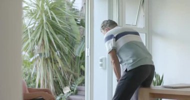 Kapı açılması, yaşlı çiftin evde kucaklaşması gibi tekerlekli sandalyeyi iten Afrikalı Amerikalı hemşireyi ateşledi. Bakıcı, şefkat, destek, sağlık, hemşirelik, evcil, duygusal