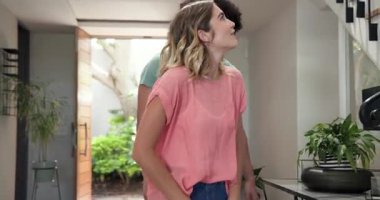 Merdivenlerde oturan, gülen ve el ele tutuşan genç bir çift. romantizm, bağ, mutluluk, aşk, ilişki, birliktelik