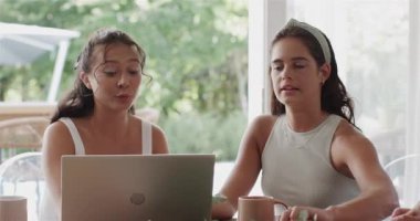 Kıdemli bir kadın, üç meslektaşına rehberlik ediyor evde dizüstü bilgisayardaki maketleri inceliyor. İşbirliği, akıl hocalığı, takım çalışması, kreativestudio, çiçek tasarımı, doğal ışık, ilham