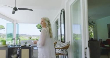 Tatlılar standındaki çeşitli bayan arkadaşlar tabaklarla içeri girdikten sonra verandada çay servisi yapıyorlar. Sosyal toplanma, açık hava eğlencesi, konukseverlik, zarafet, doğa, eğlence, topluluk.