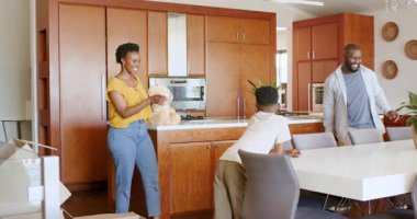 Aile, modern mutfakta kaliteli vakit geçirir, evde keyifli anlar paylaşır. Mutluluk, bağ, ev, yaşam tarzı, kahkaha, birliktelik