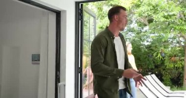 Orta yaşlı bir adam verandadan gümüş bavulu çekiyor ve ailesini turne için Fransız kapılarından geçiriyor. Seyahat, macera, ev, keşif, boş zaman, yaşam tarzı, sıcaklık.